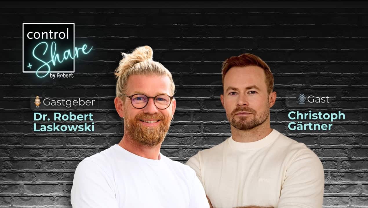 Eine dunkle Backsteinmauer als Hintergrund. Davor im Portrait (links) Dr. Robert Laskowski - Head of Sales bei AMVisor und Christoph Gärtner - CEO und Gründer von Pixelwerker (rechts) jeweils mit verschränkten Armen und hellen T-shirts blicken sie direkt in die Kamera.