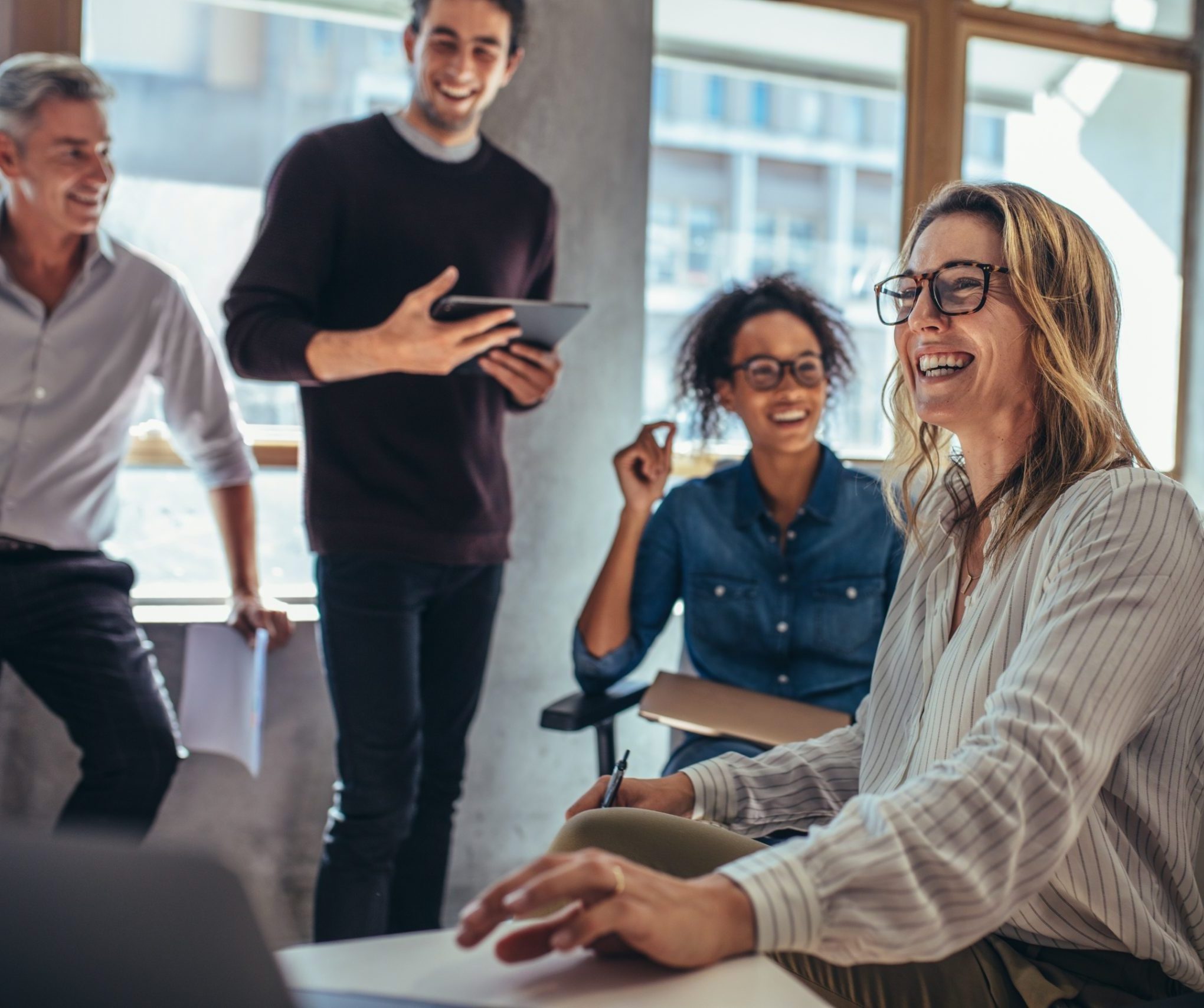 Diverse business people having a team meeting in an office Ihr Team stärken - business team