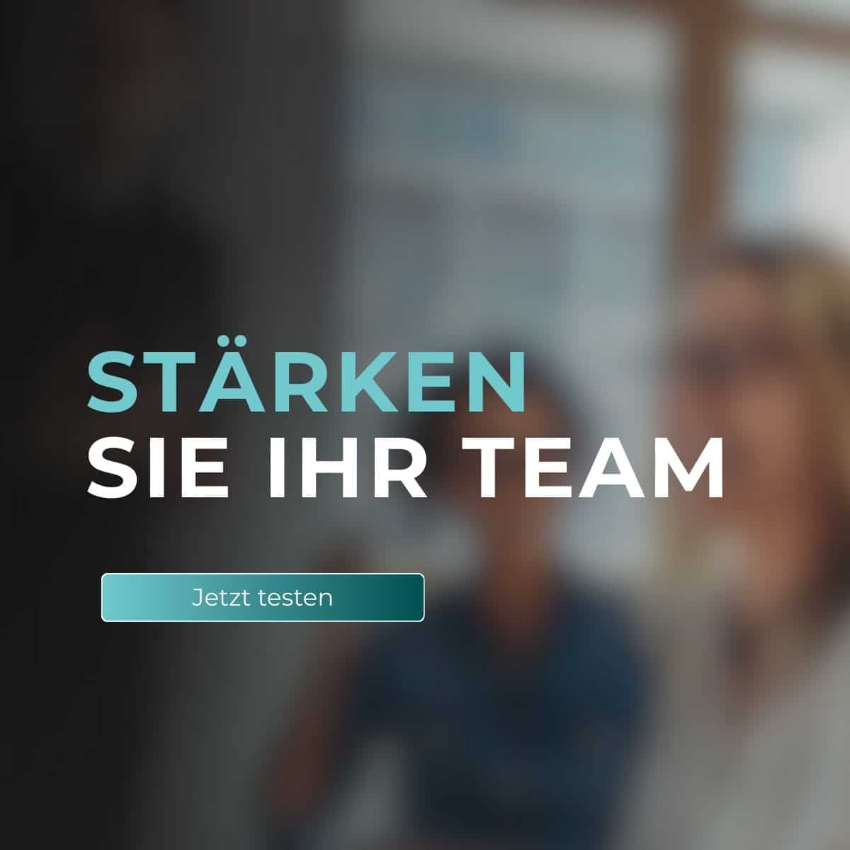 Mobiles Website-Banner mit der Überschrift „Stärken Sie Ihr Team“ und einem „Jetzt testen“-Button vor einem unscharfen Bürohintergrund, der Teamarbeit, Unterstützung und effiziente Zusammenarbeit symbolisiert.