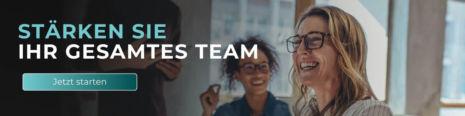 Website-Banner mit der Überschrift „Stärken Sie Ihr gesamtes Team“ und einem „Jetzt starten“-Button, gezeigt vor einem modernen Büro mit lachendem Business-Team, das Zusammenarbeit, Motivation und professionelle Unterstützung symbolisiert.